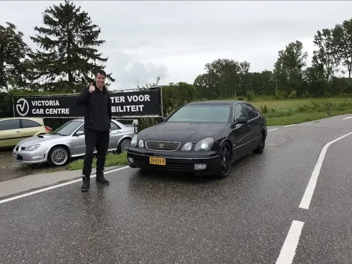 Klant van Victoria Car Centre met zijn auto
