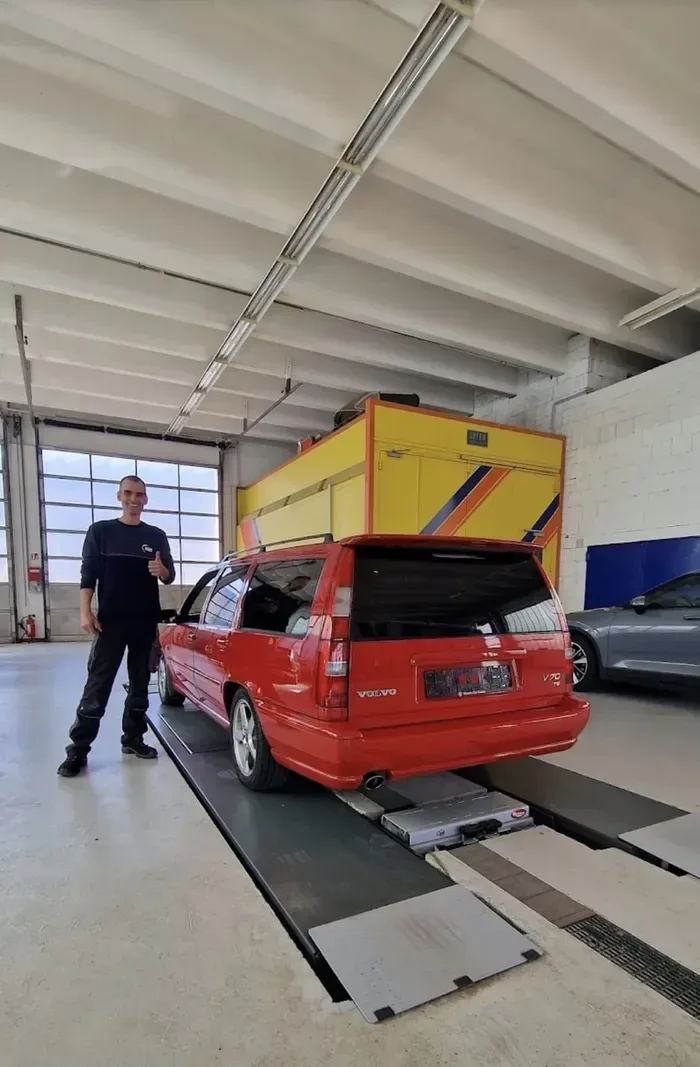 Klant van Victoria Car Centre met zijn auto