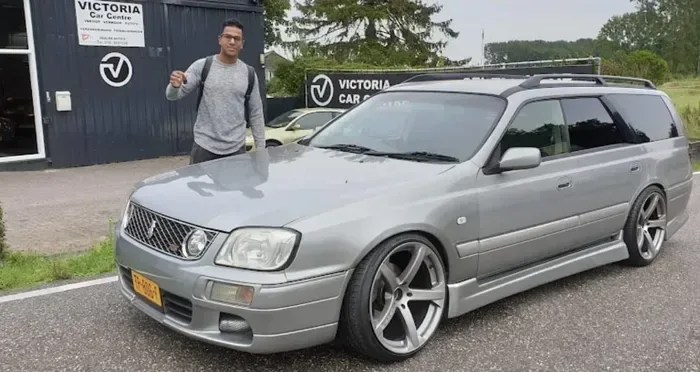Klant van Victoria Car Centre met zijn auto