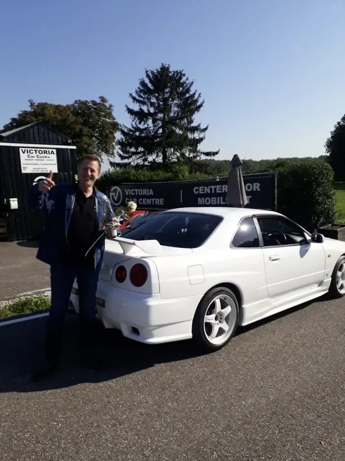 Klant van Victoria Car Centre met zijn auto